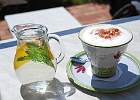 Cafe Latte auf der Terrasse des "Café - Wunder -Bar" am Marktplatz von Bad Sülze : Kaffee, Wasser, Café - Wunder - Bar
